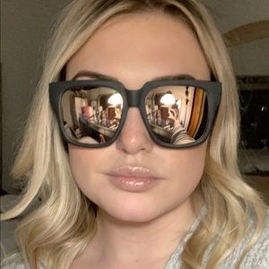 Quay oversized mirrored sunnies.
